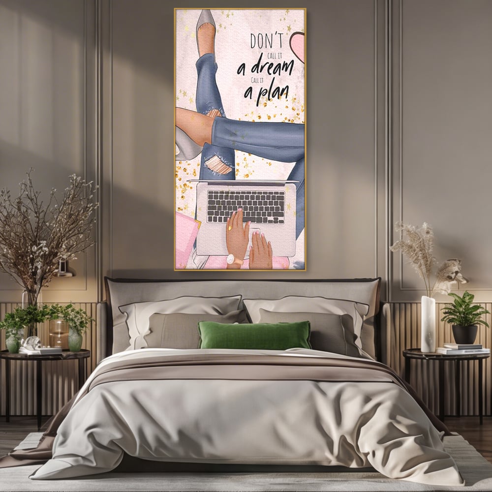 Tablou canvas cu ilustratie digitala cu femeie la laptop, in rama de aluminiu auriu, pe perete intr-un dormitor